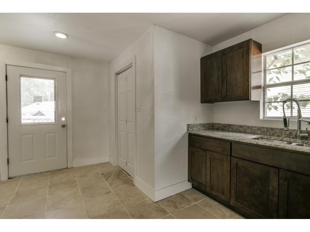 126 Neches Dallas TX 75208