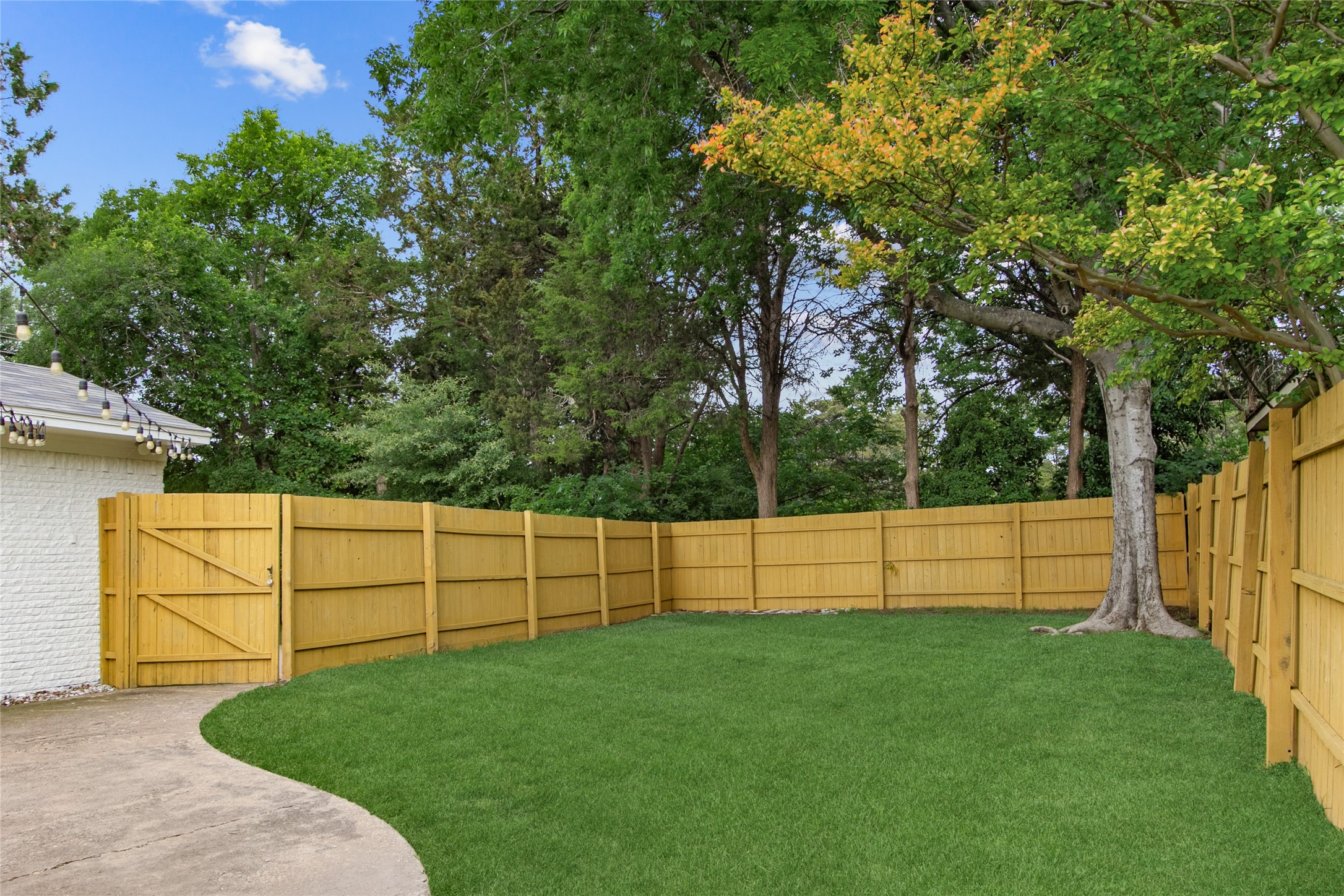 10005 Newcombe Drive Dallas TX 75228