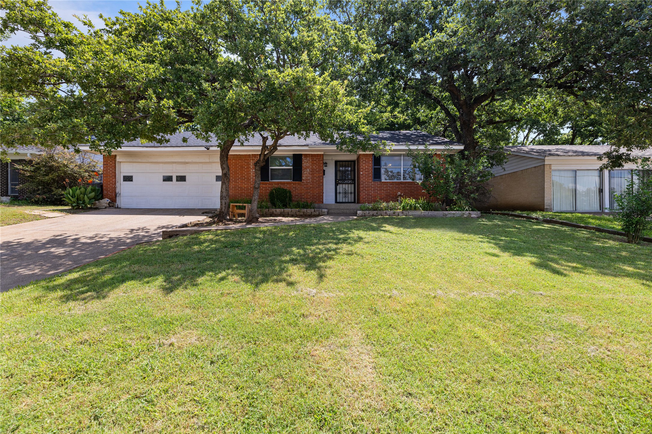 1813 Barron Lane Fort Worth TX 76112