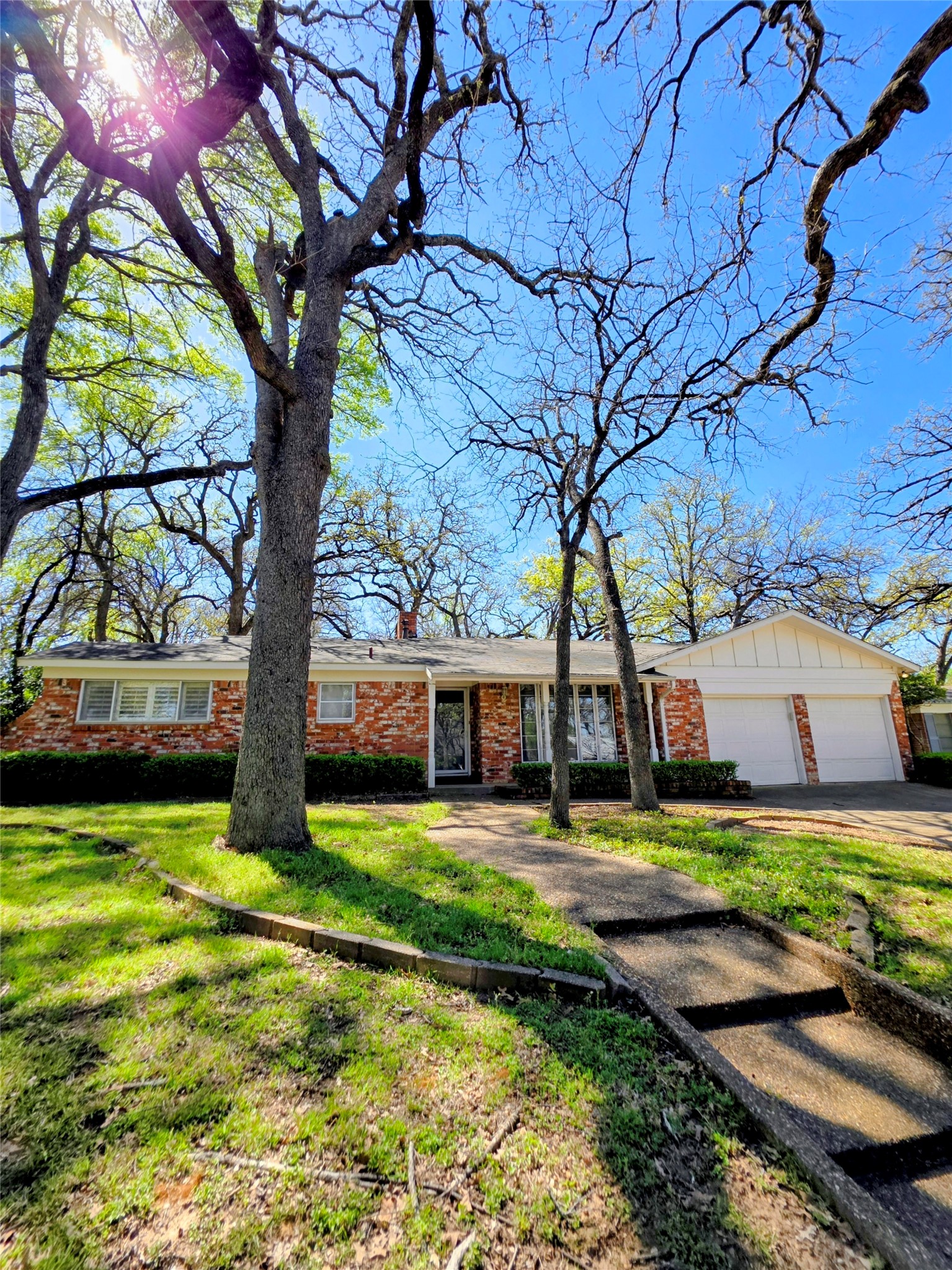 1020 Redbud Court Arlington TX 76012