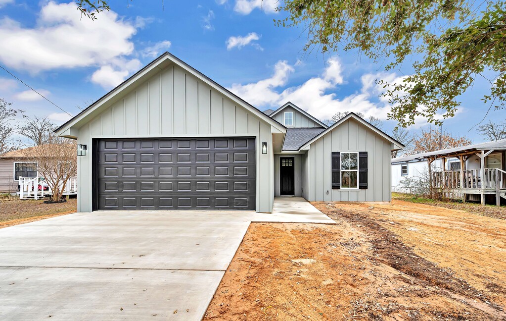 1004 S Madison Street Mcgregor TX 76657
