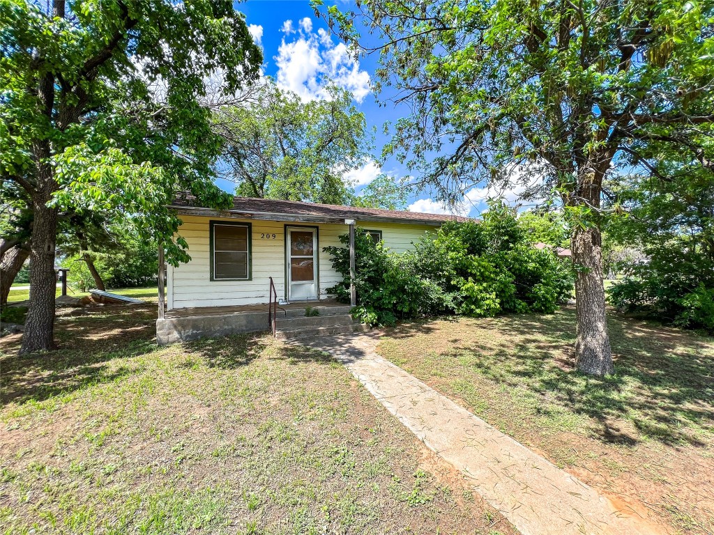 209 W Holly Street Goree TX 76363