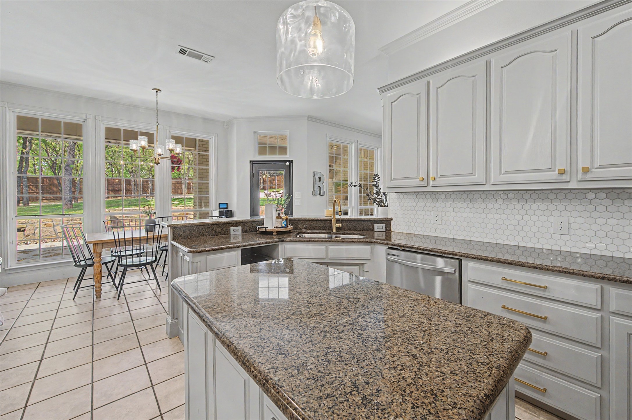 1029 Oakridge Court Burleson TX 76028