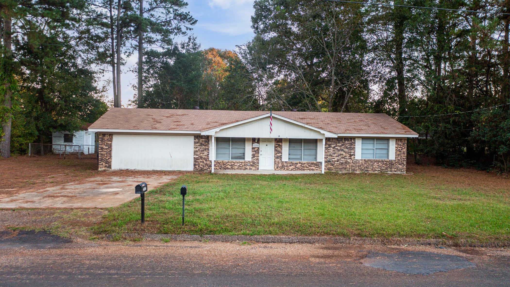2205 W Hampton Street Gladewater TX 75647