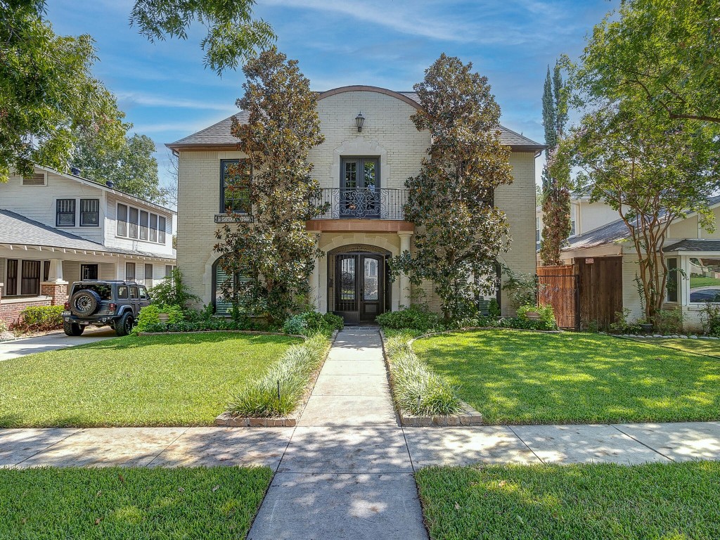 1221 Virginia Place Fort Worth TX 76107