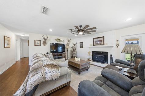 3662 Acr 359 Palestine TX 75803