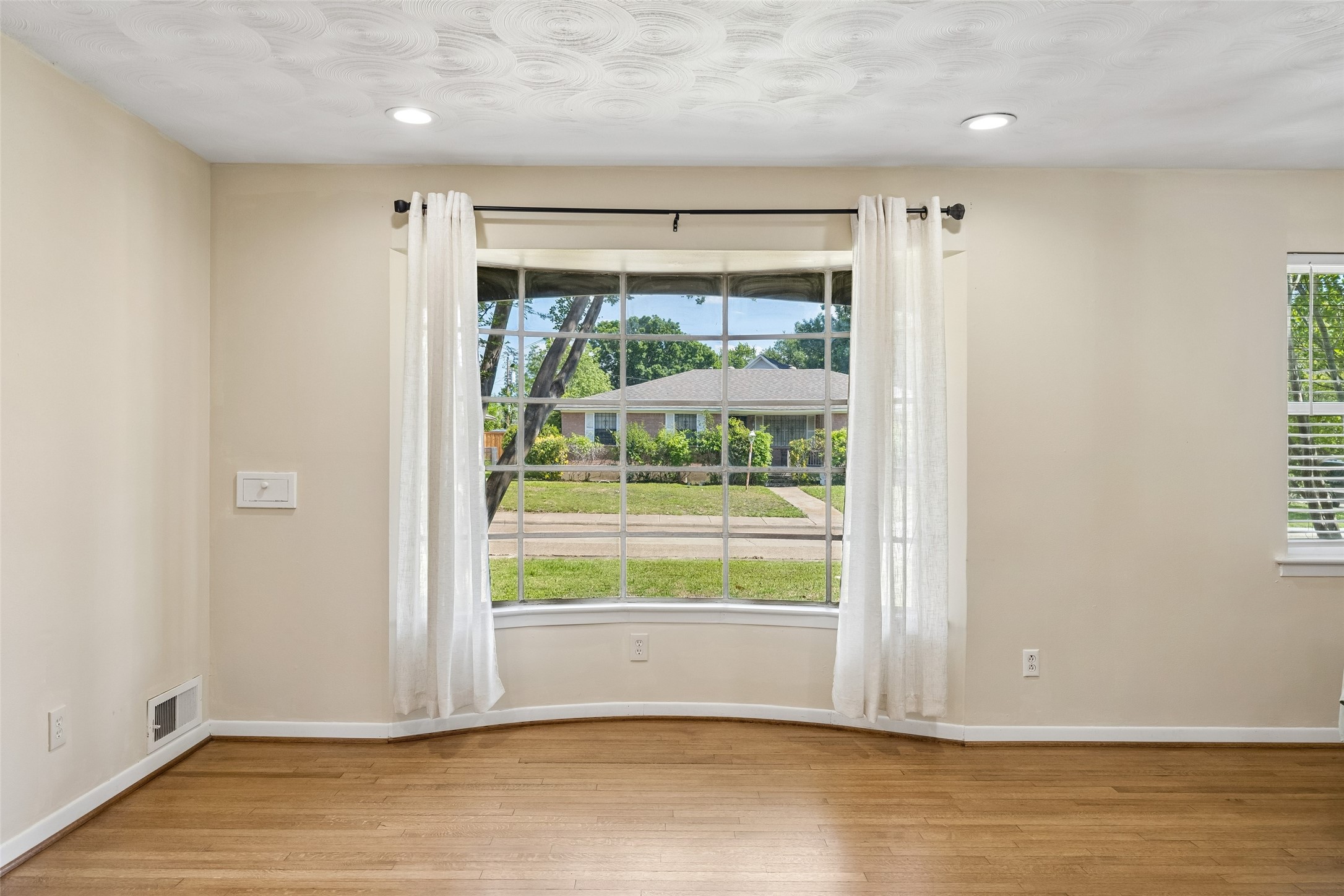 8049 Woodhue Road Dallas TX 75228