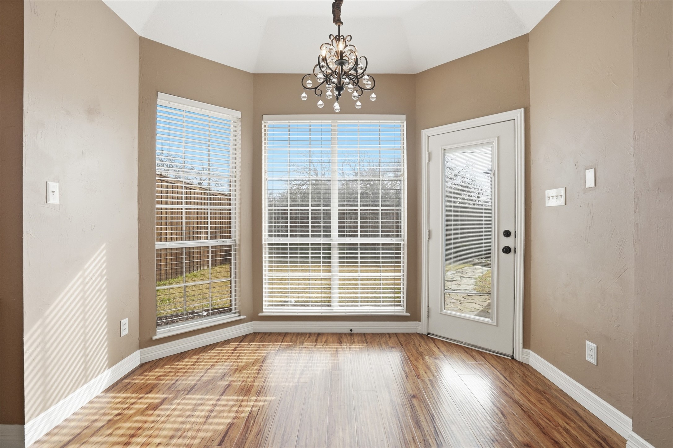 2221 Templeton Drive Arlington TX 76006