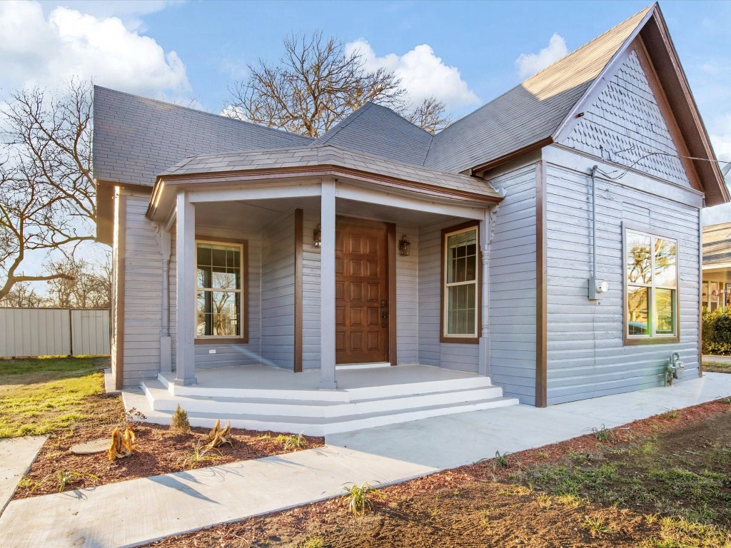 741 N Robinson Street Cleburne TX 76031