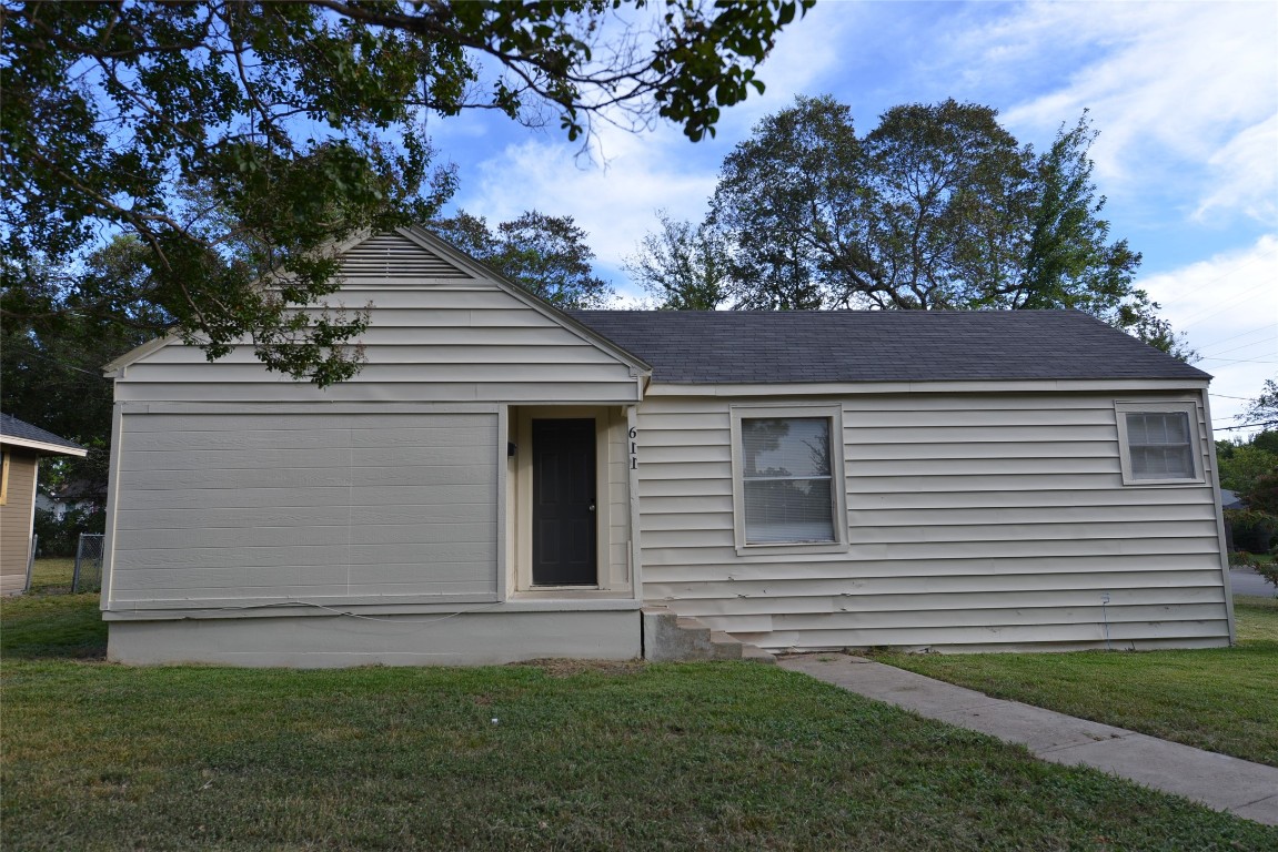 611 W Lake Street Ennis TX 75119