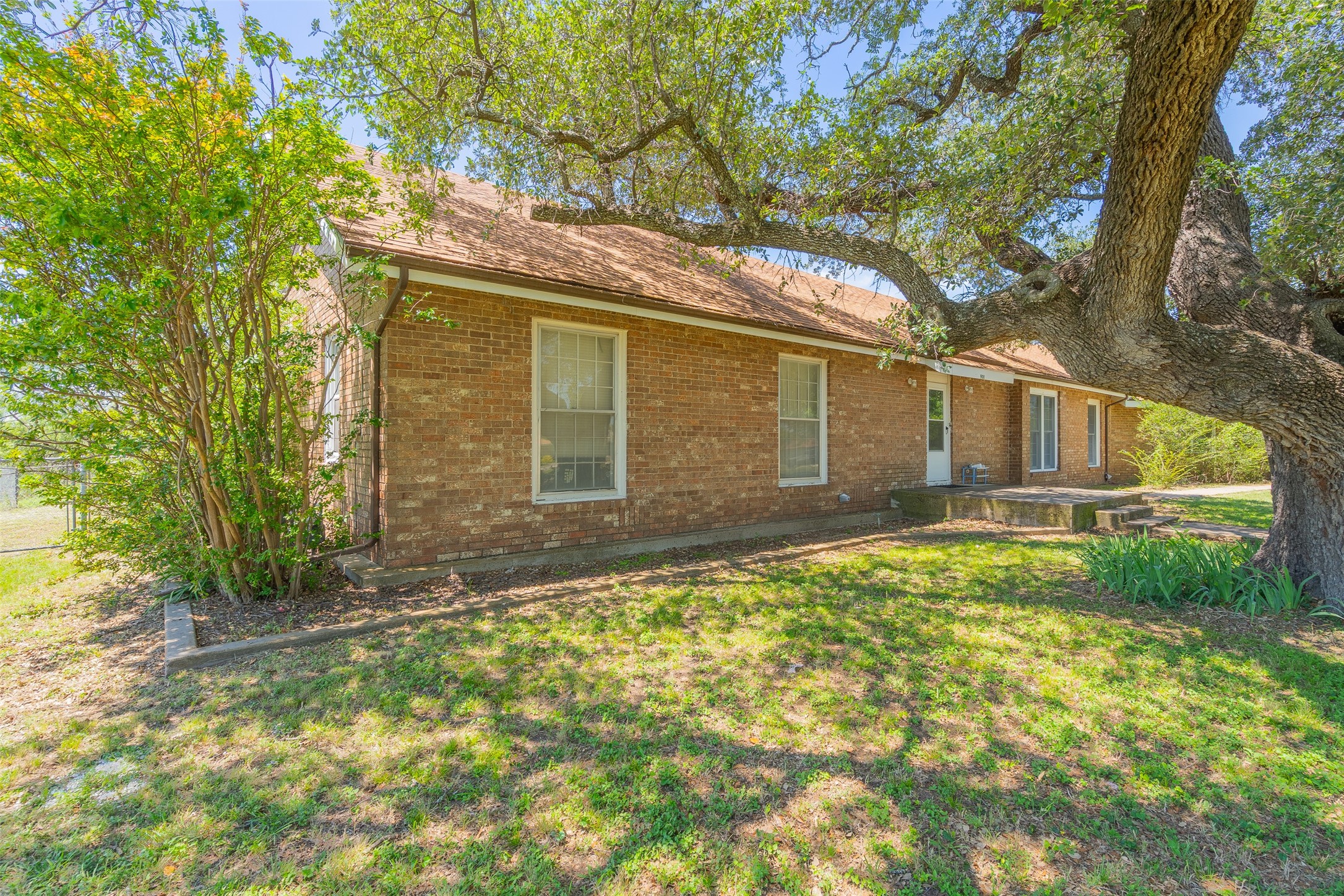 908 W Barnes Avenue Comanche TX 76442