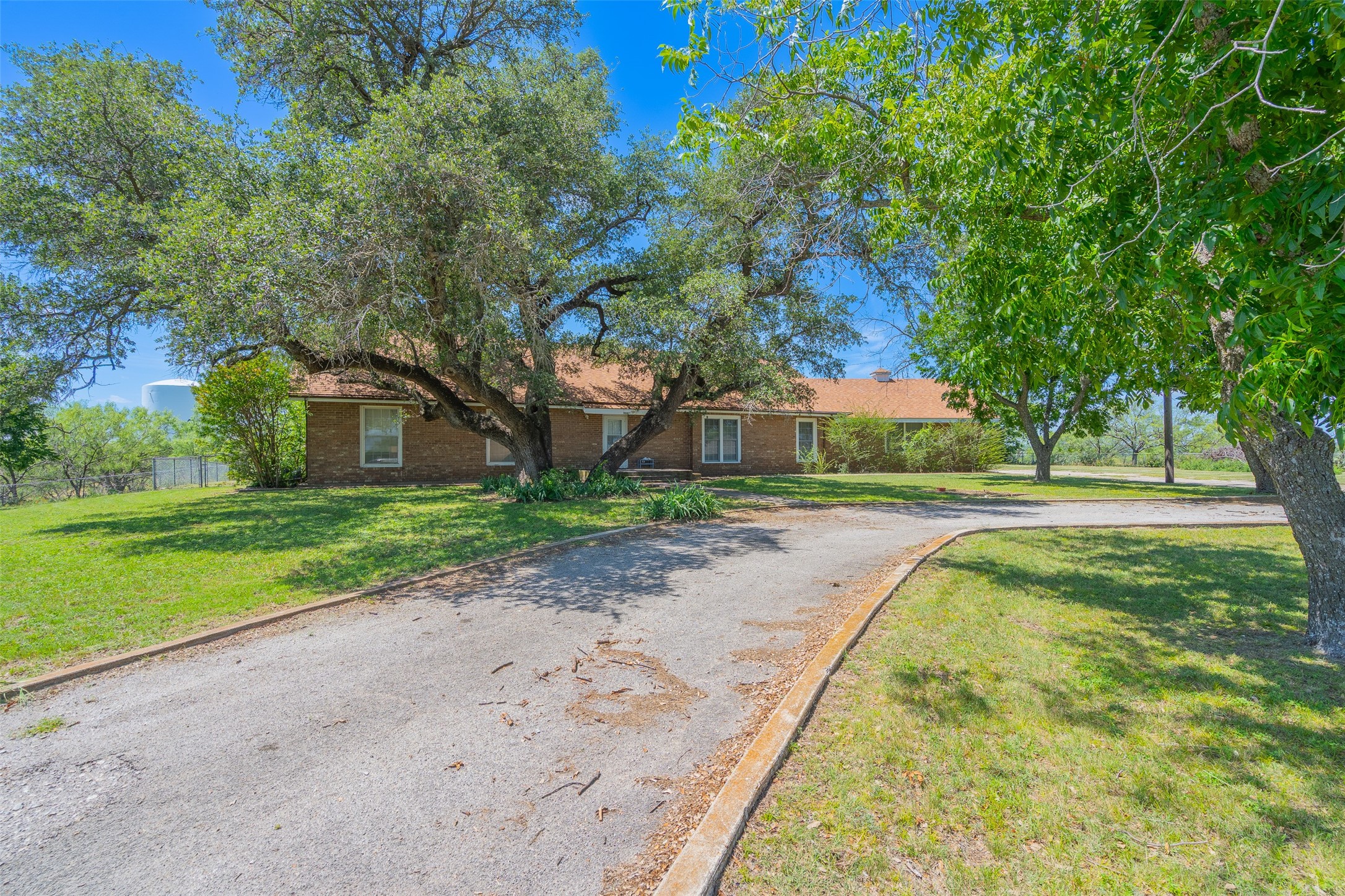 908 W Barnes Avenue Comanche TX 76442