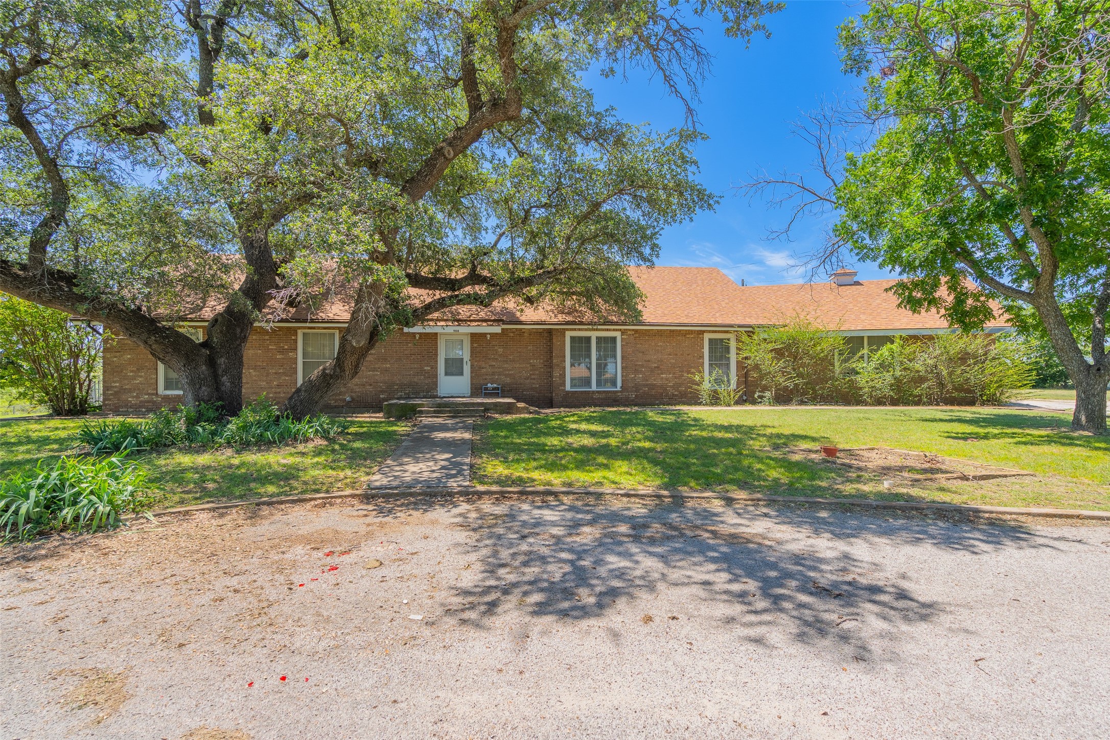 908 W Barnes Avenue Comanche TX 76442