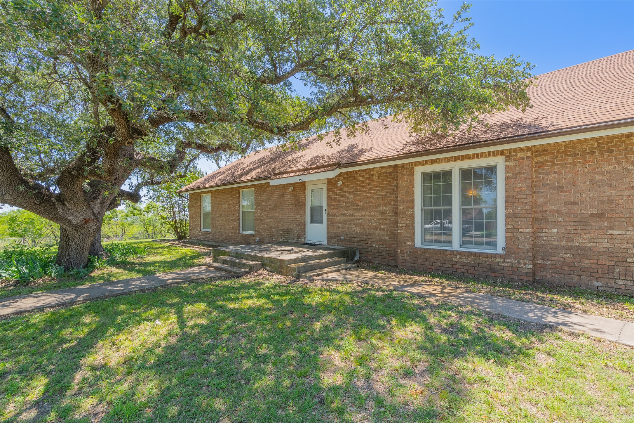 908 W Barnes Avenue Comanche TX 76442