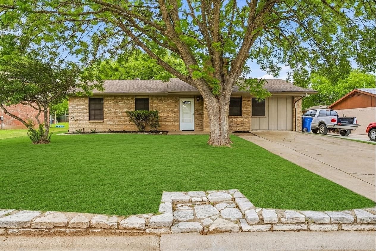 1414 W Torrey Street Granbury TX 76048
