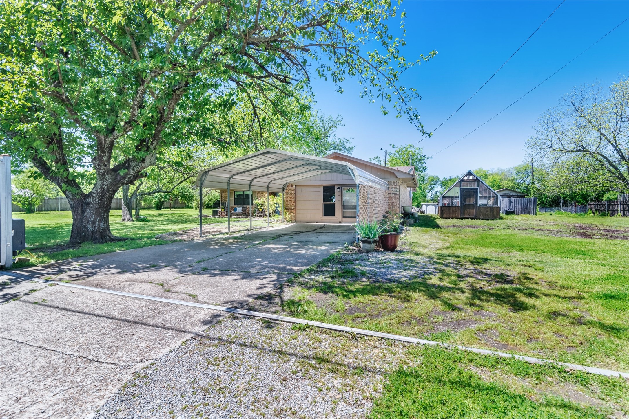 832 Cherry Street Wolfe City TX 75496