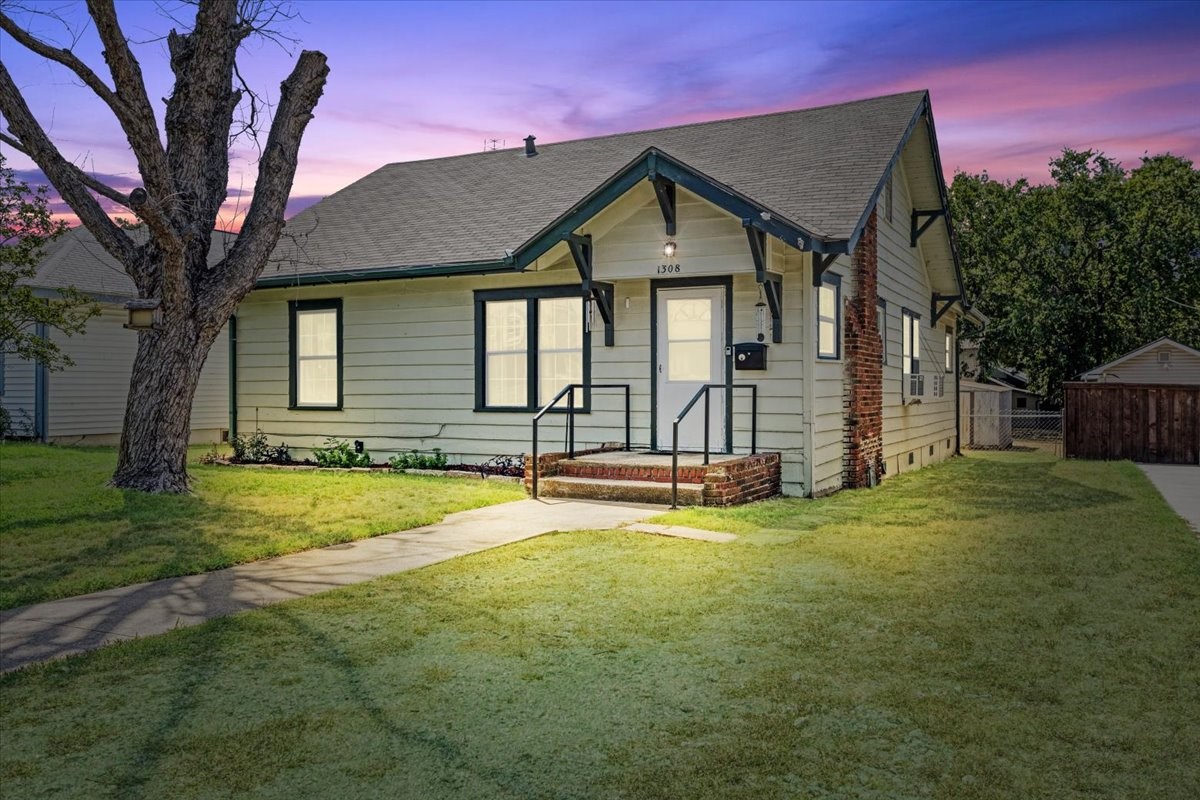 1308 W Walker Street Denison TX 75020