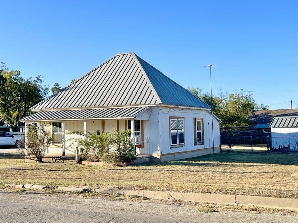 301 E 10th Street Coleman TX 76834