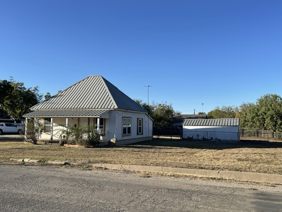 301 E 10th Street Coleman TX 76834