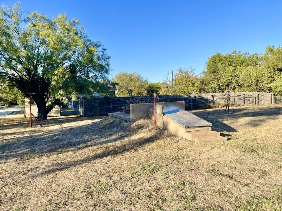 301 E 10th Street Coleman TX 76834