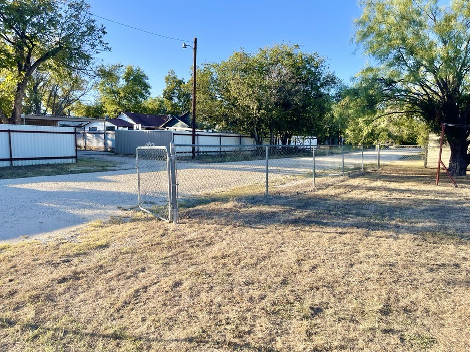301 E 10th Street Coleman TX 76834