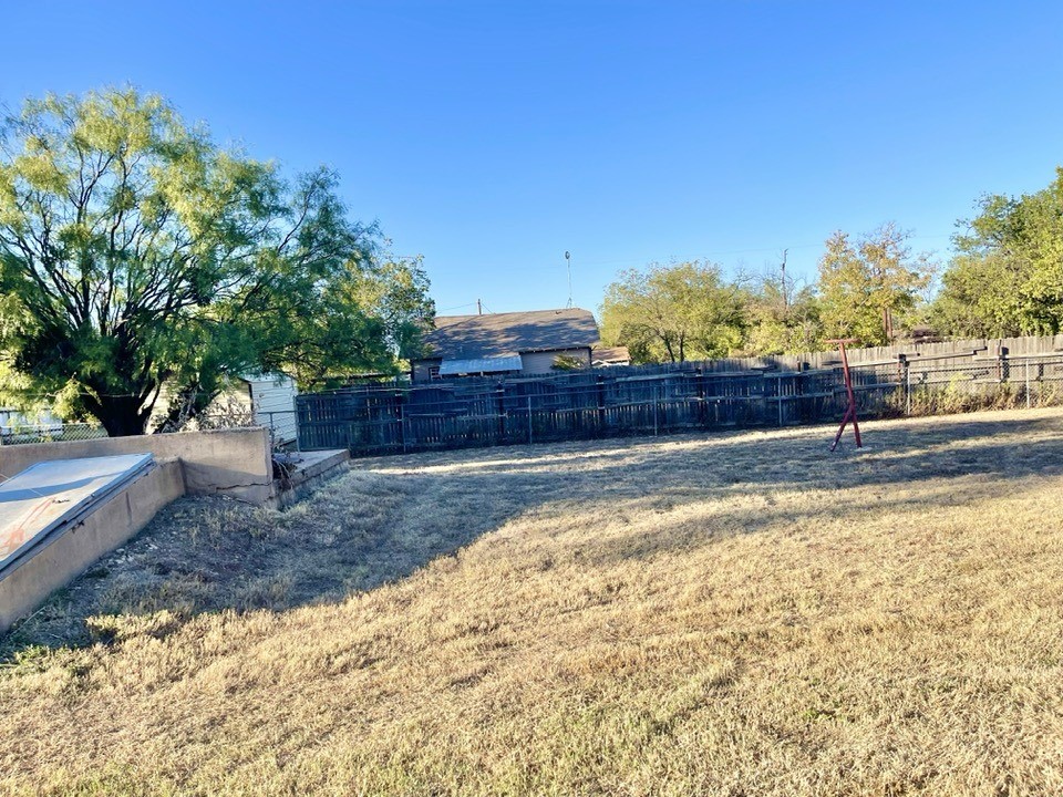 301 E 10th Street Coleman TX 76834