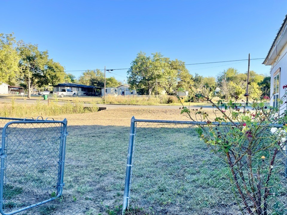 301 E 10th Street Coleman TX 76834