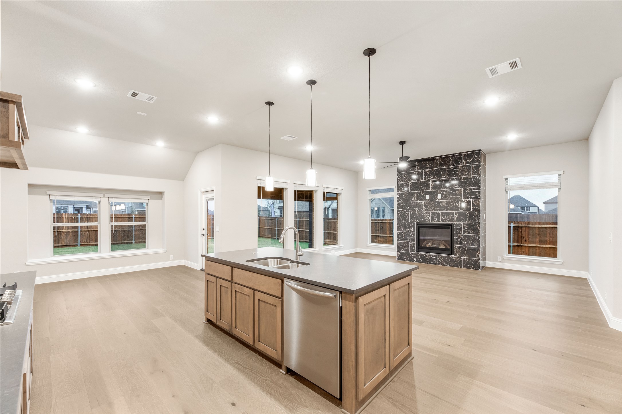 905 Denham Drive Red Oak TX 75154