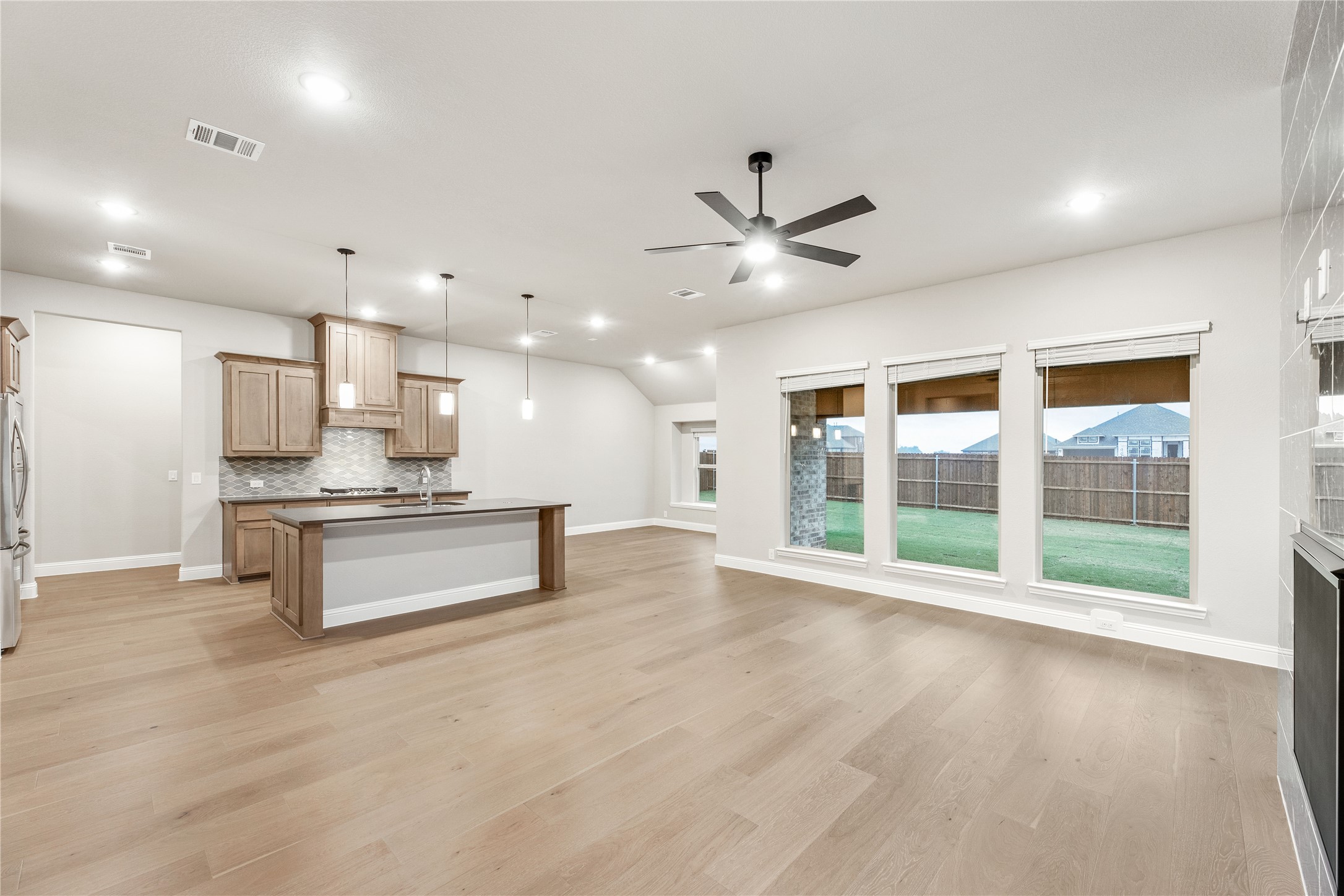 905 Denham Drive Red Oak TX 75154
