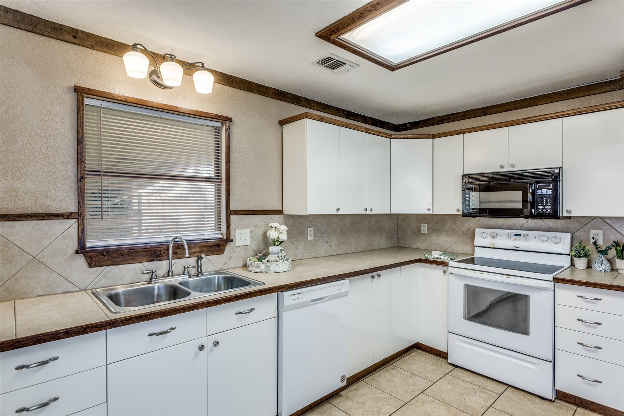 401 Ashwood Street Azle TX 76020
