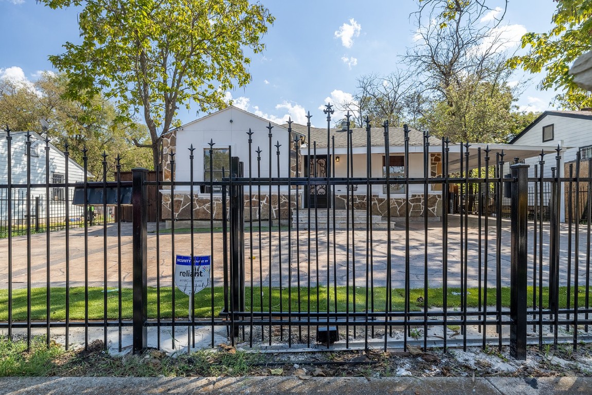 2726 Locust Avenue Dallas TX 75216
