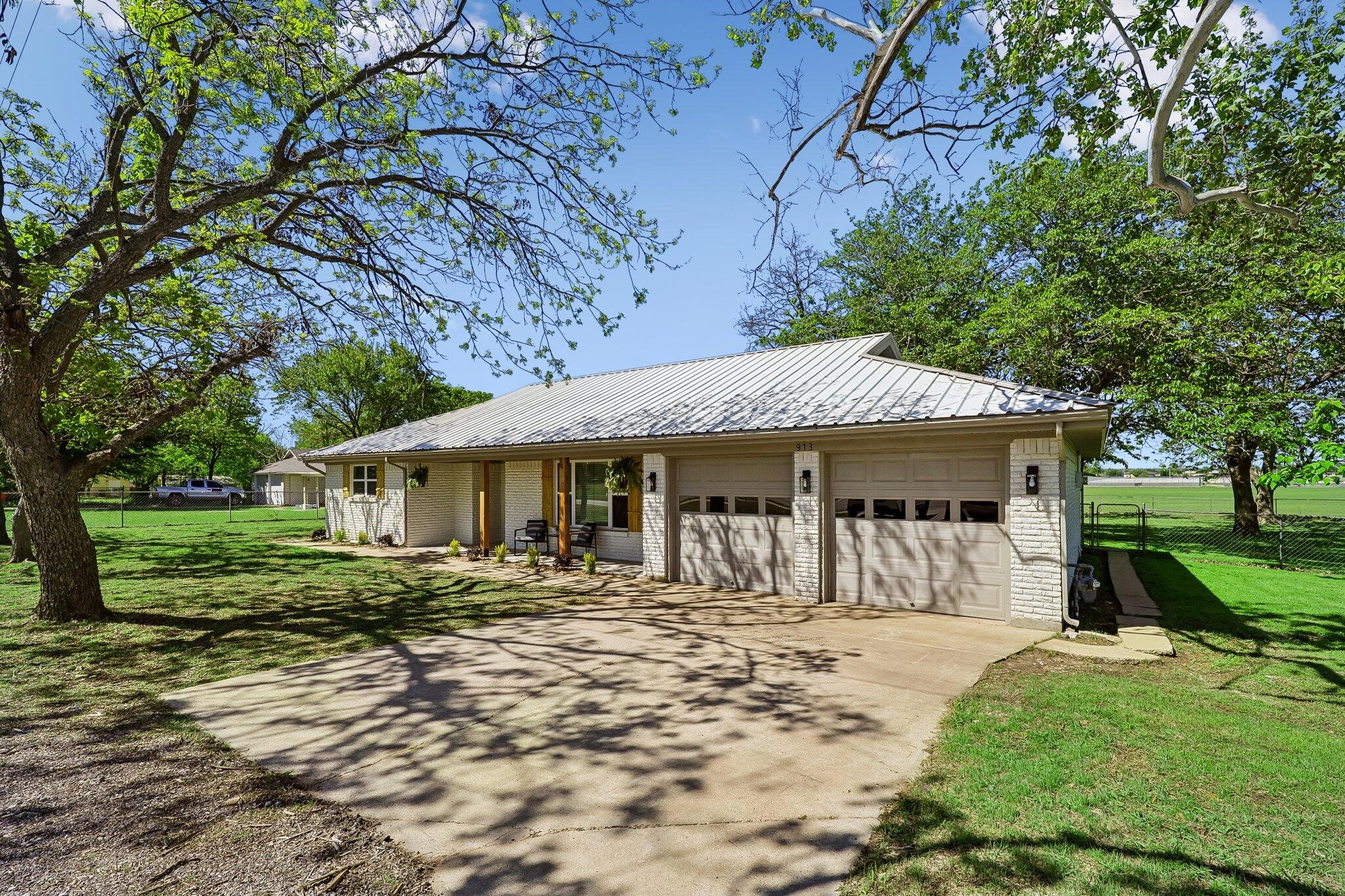 913 N Main Street Springtown TX 76082