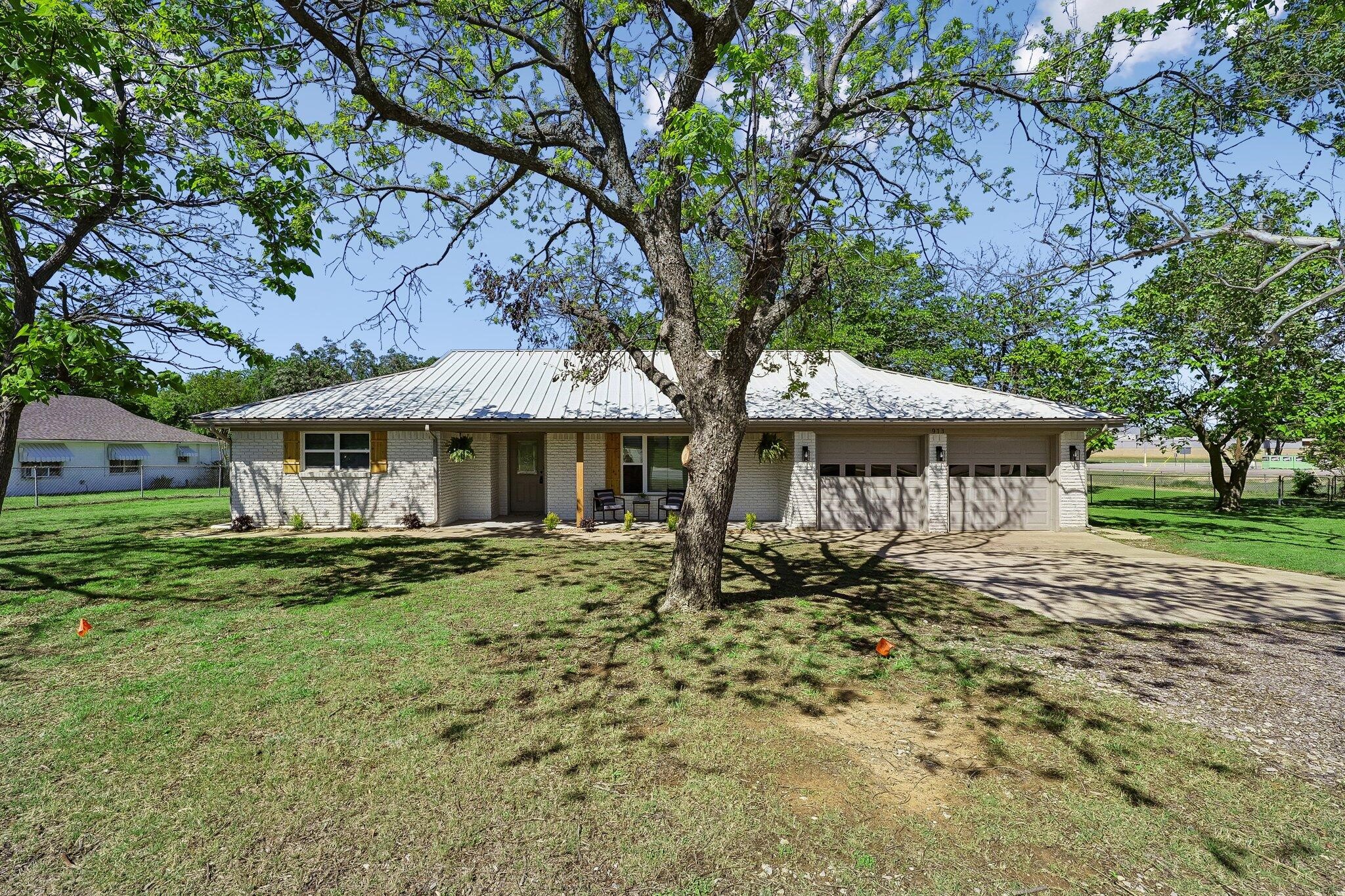 913 N Main Street Springtown TX 76082