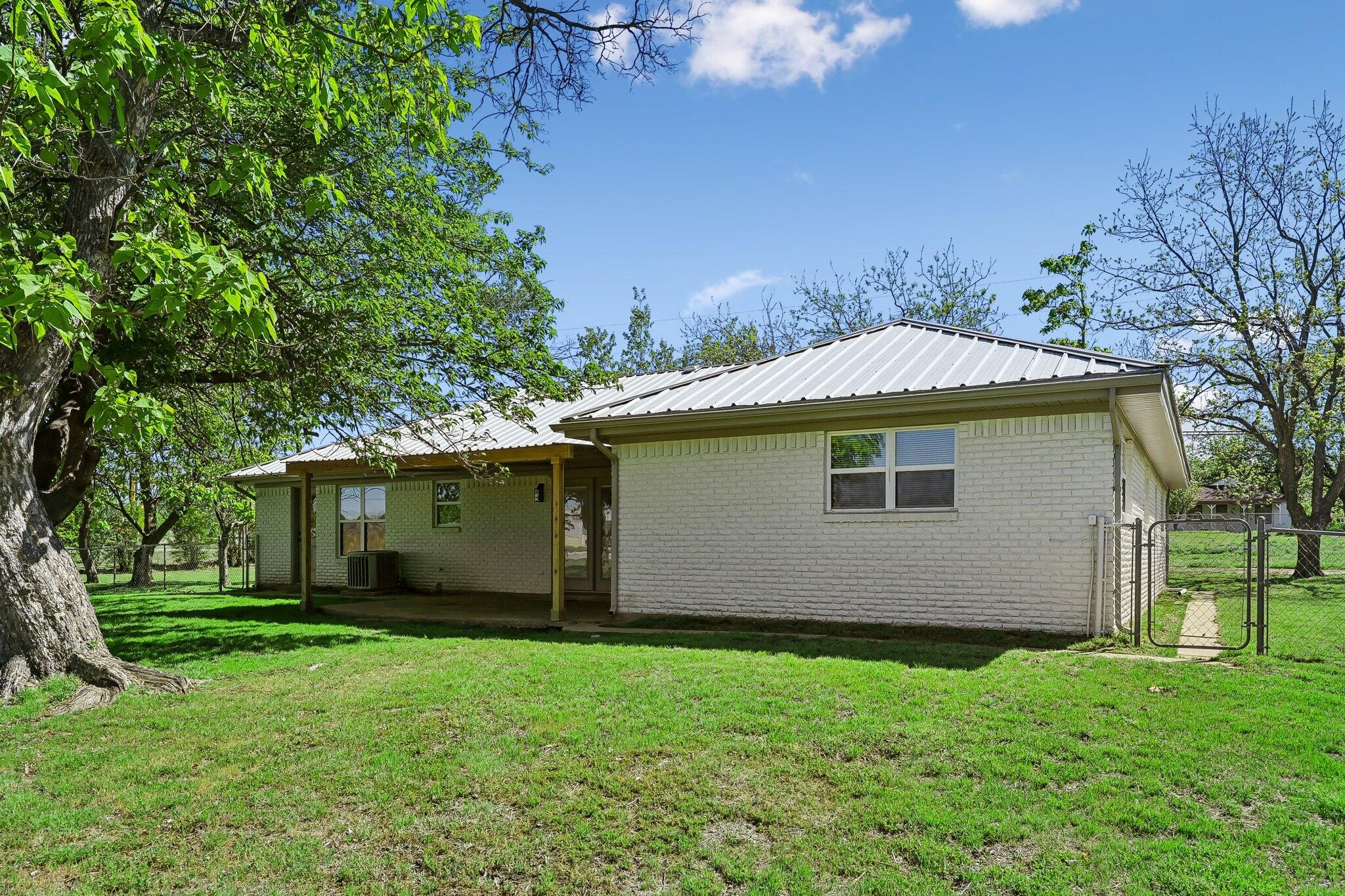 913 N Main Street Springtown TX 76082
