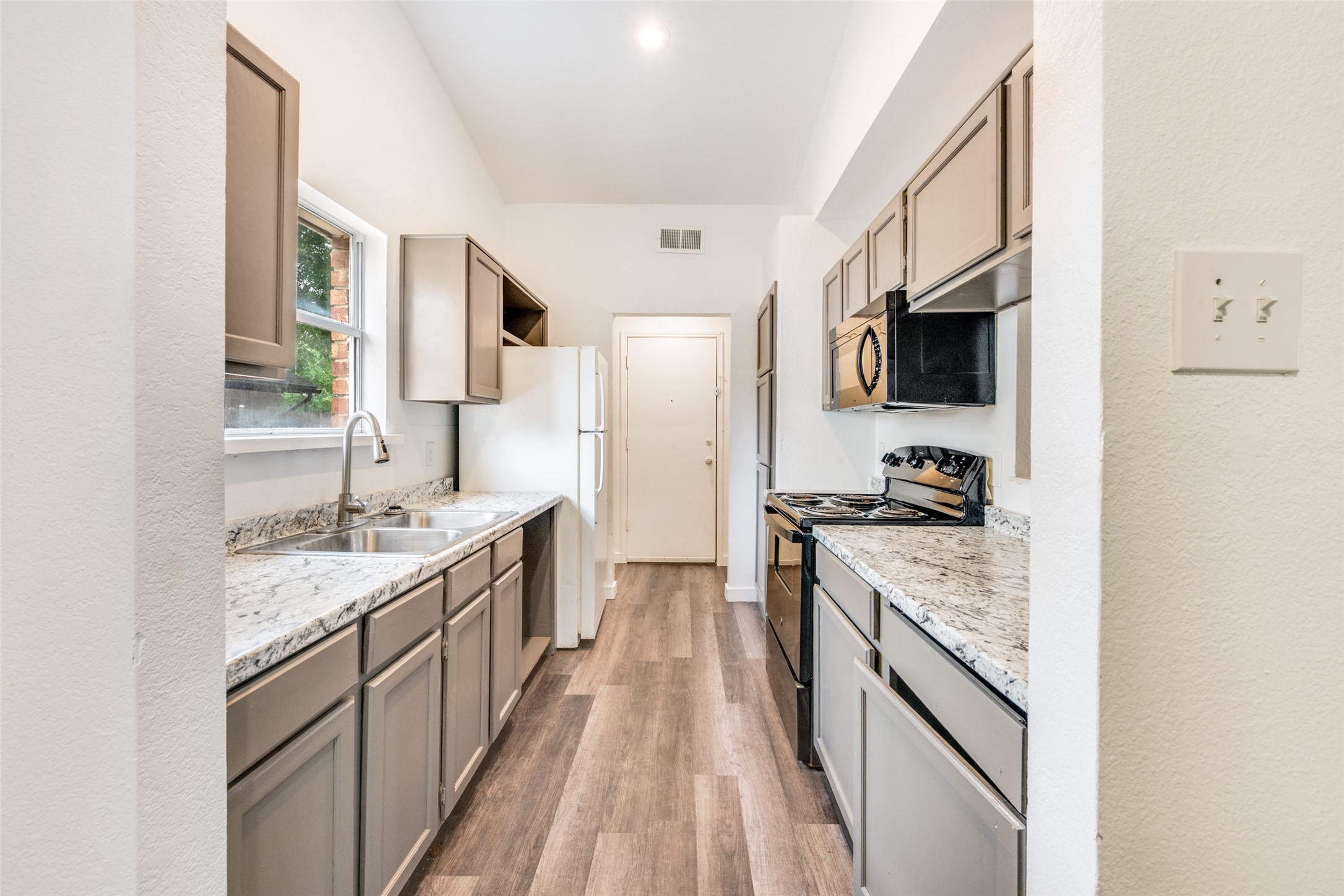 214 Valley Forge Lane Arlington TX 76002