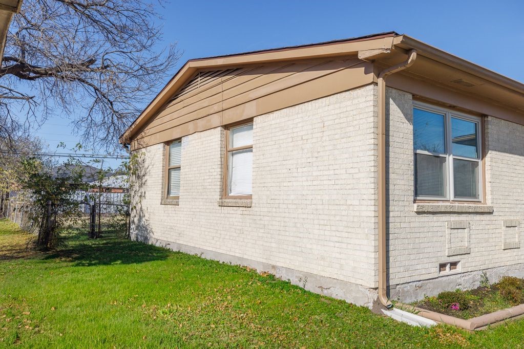 1723 Alhambra Street Dallas TX 75217