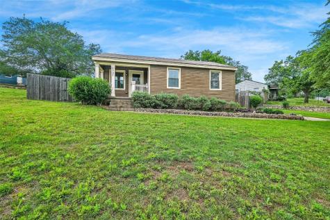 1701 Melba Court River Oaks TX 76114
