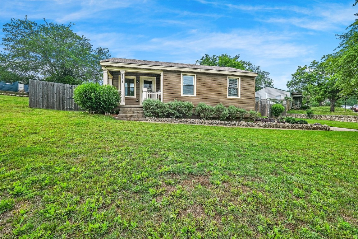 1701 Melba Court River Oaks TX 76114