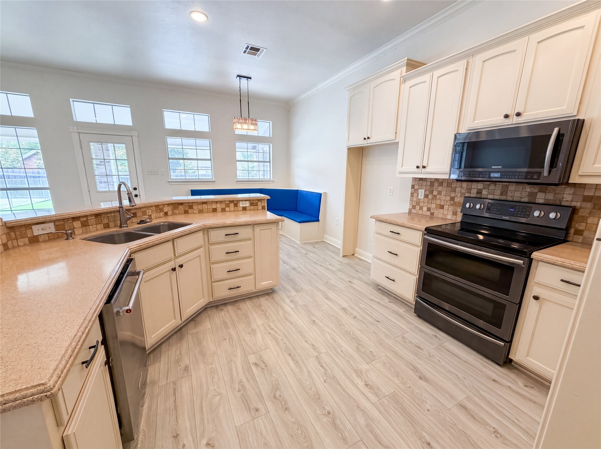 1226 Oakmanor Circle Hewitt TX 76643