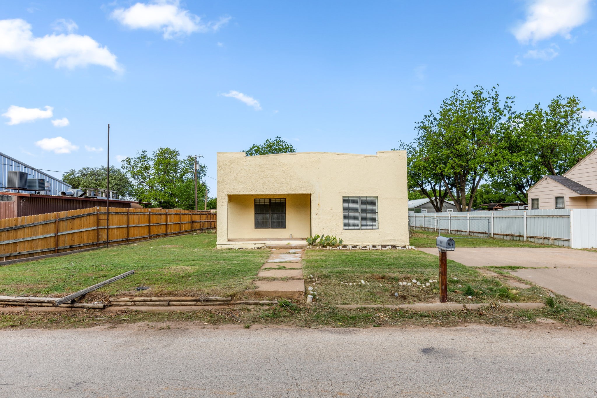 707 N River Street Seymour TX 76380