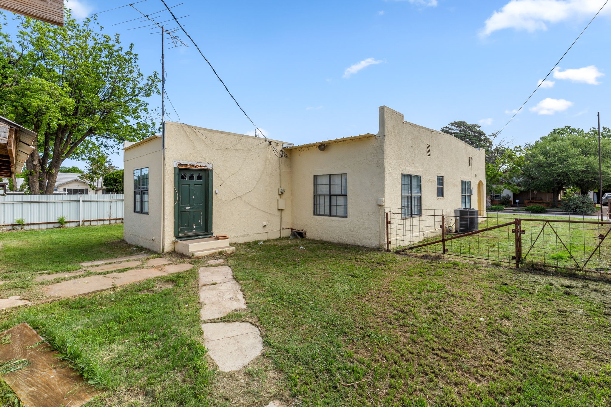 707 N River Street Seymour TX 76380