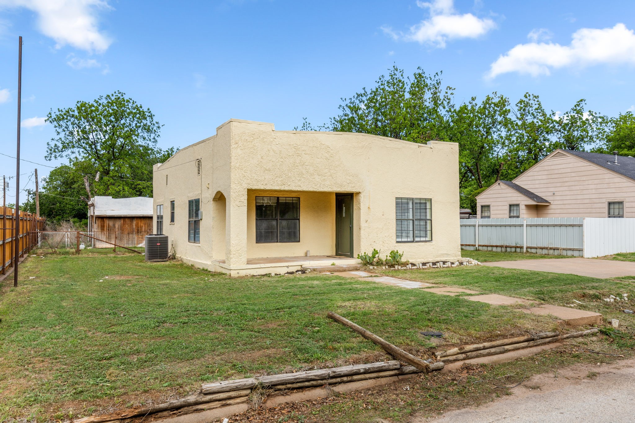 707 N River Street Seymour TX 76380