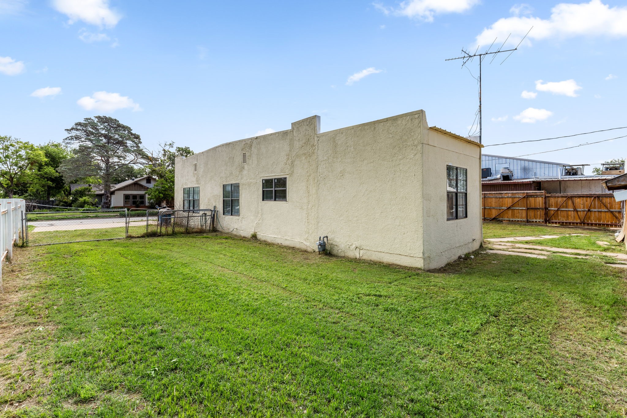 707 N River Street Seymour TX 76380