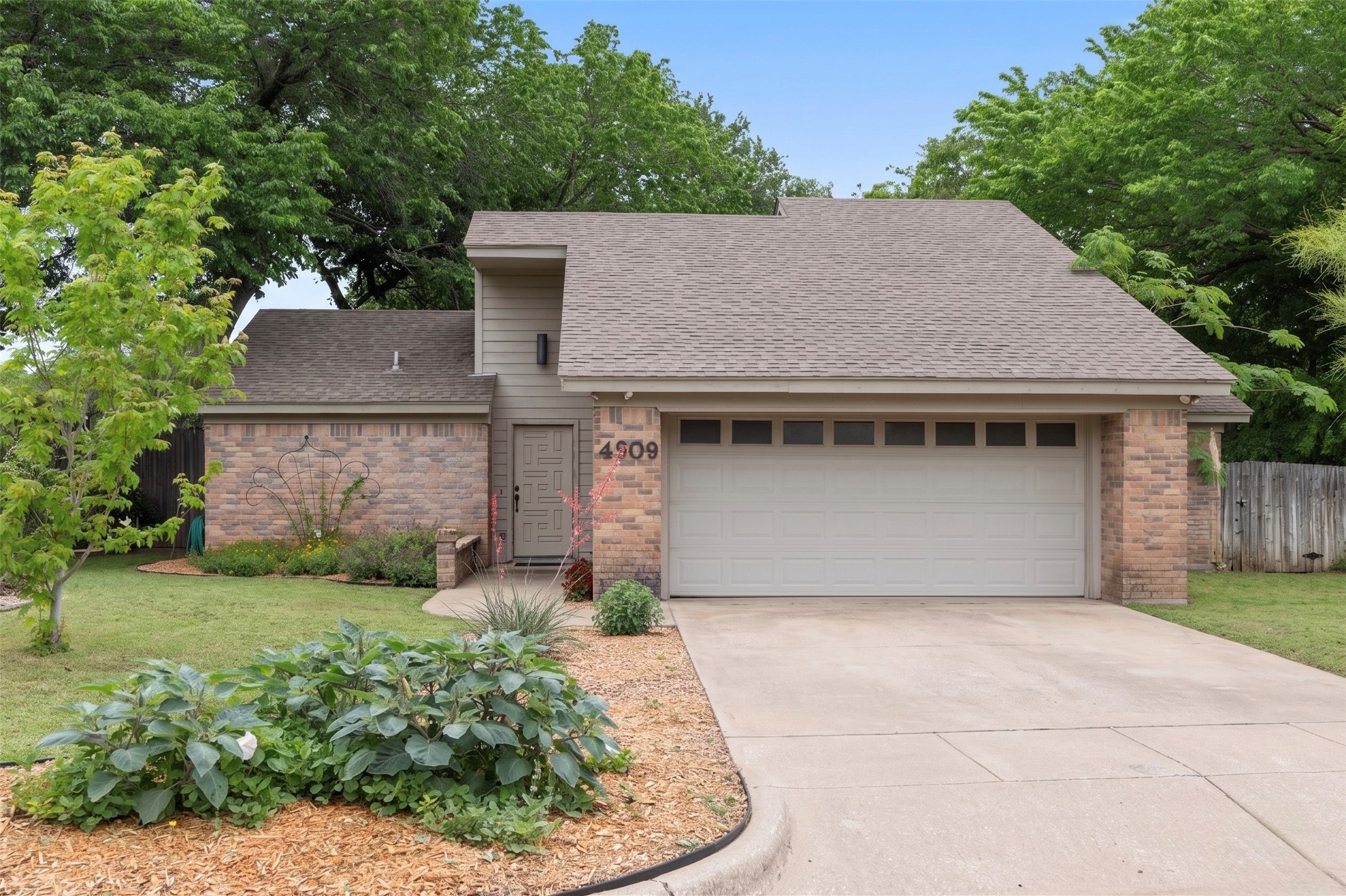 4909 Queen Court Fort Worth TX 76103