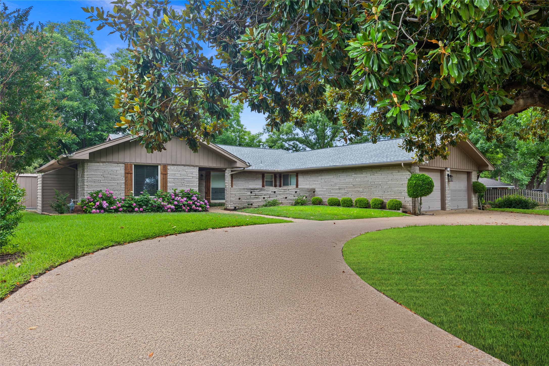 2214 Briarwood Boulevard Arlington TX 76013