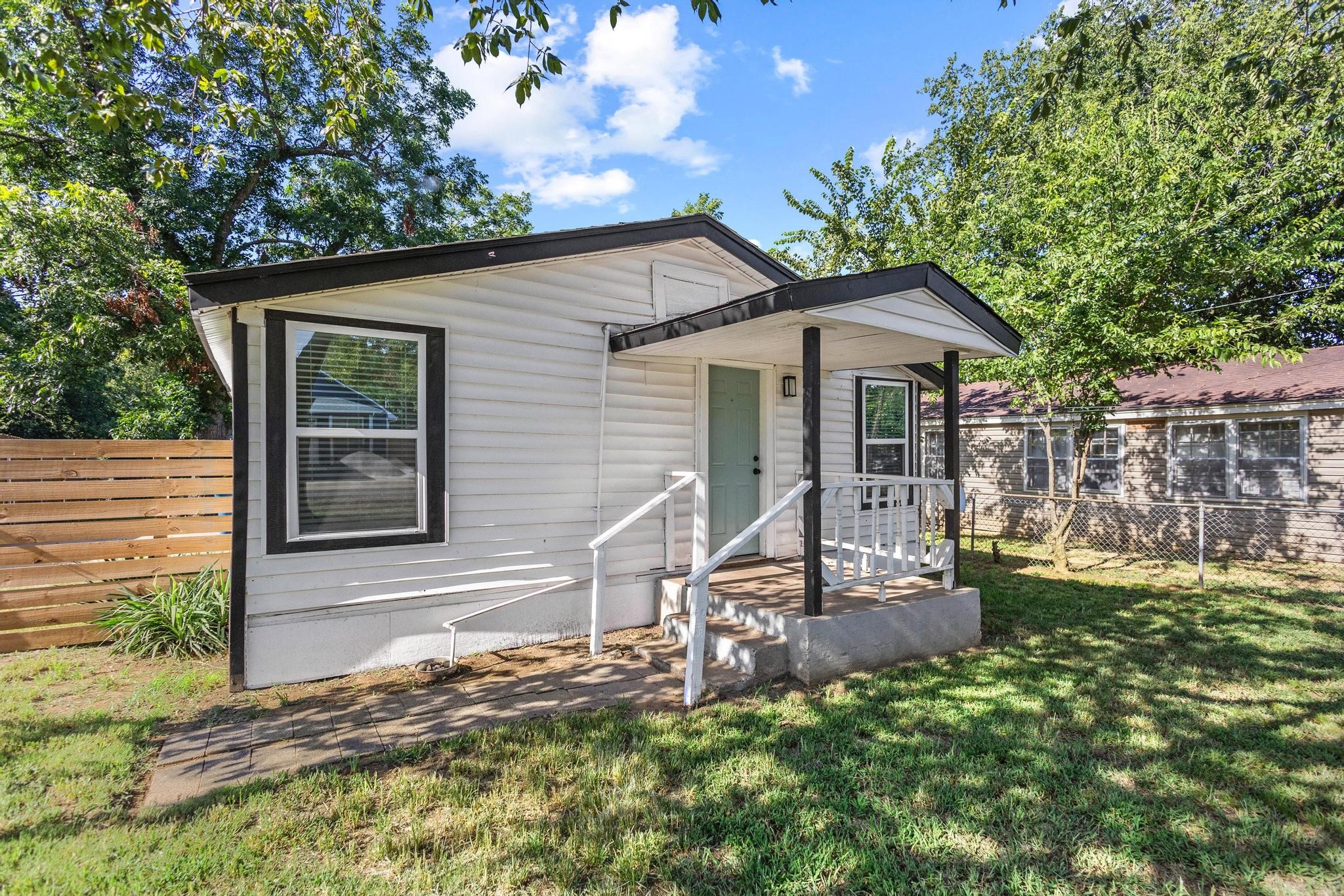 1046 Dubois Street Denison TX 75020