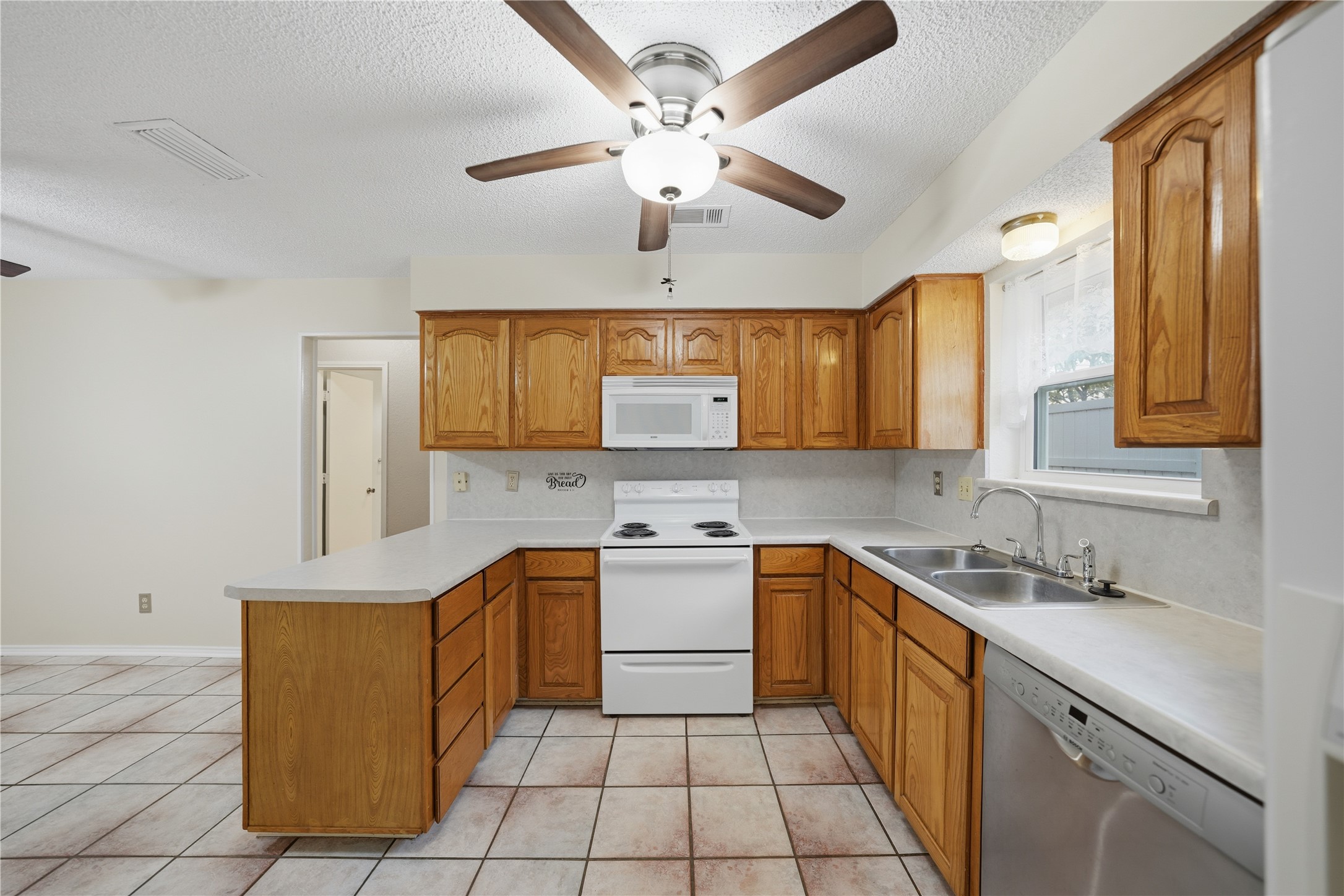 1129 W Hills Terrace Saginaw TX 76179