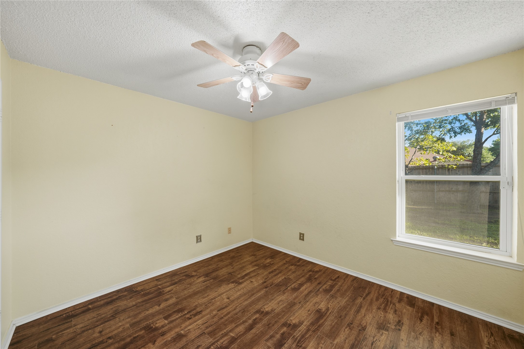 1129 W Hills Terrace Saginaw TX 76179