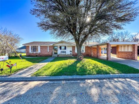 610 S 10th Avenue Munday TX 76371