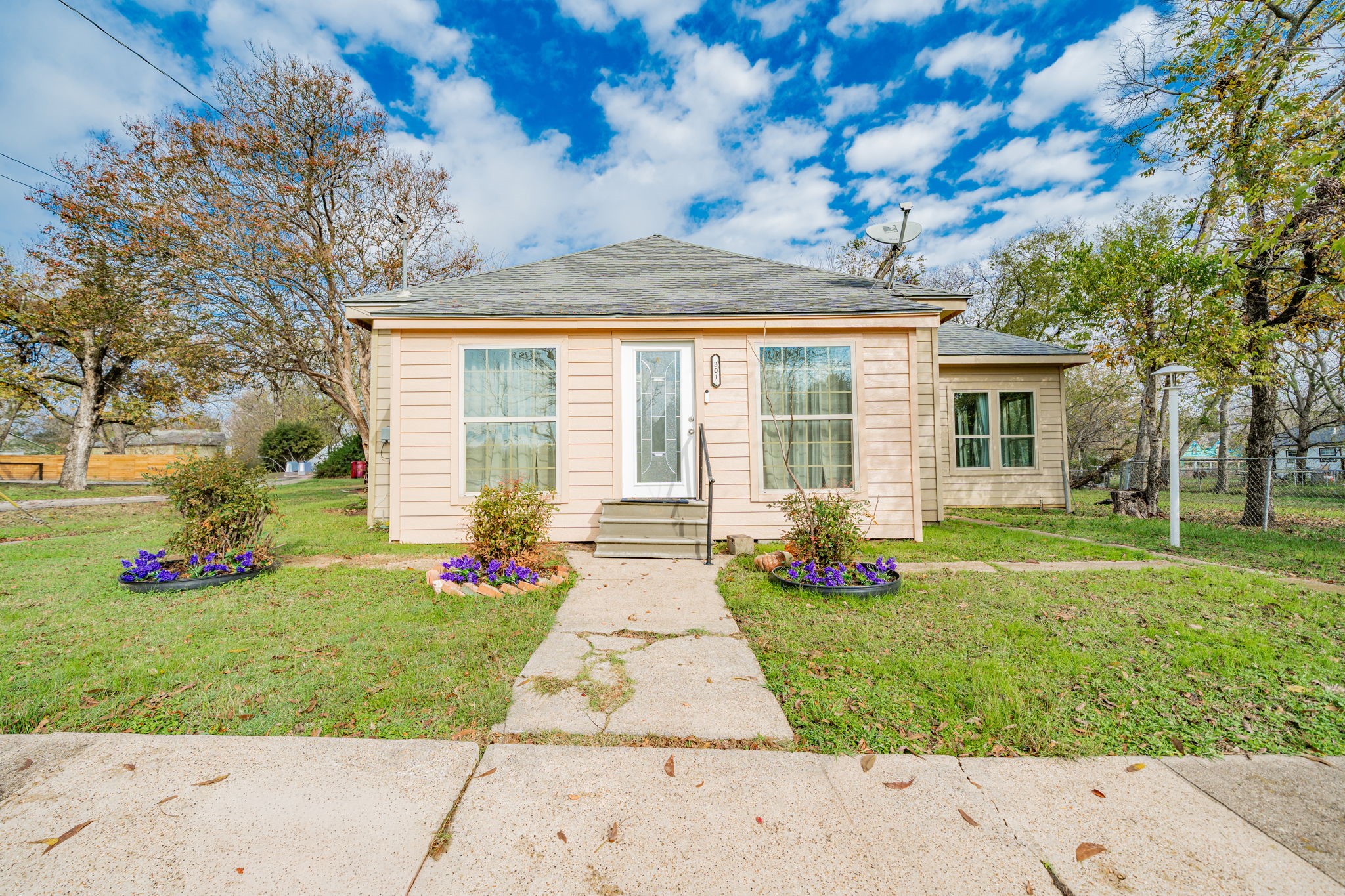 301 E 2nd North Street Kaufman TX 75142
